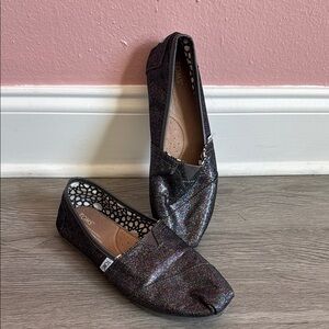 Toms Shimmery Blue with Rounded Toe and Textured Finish